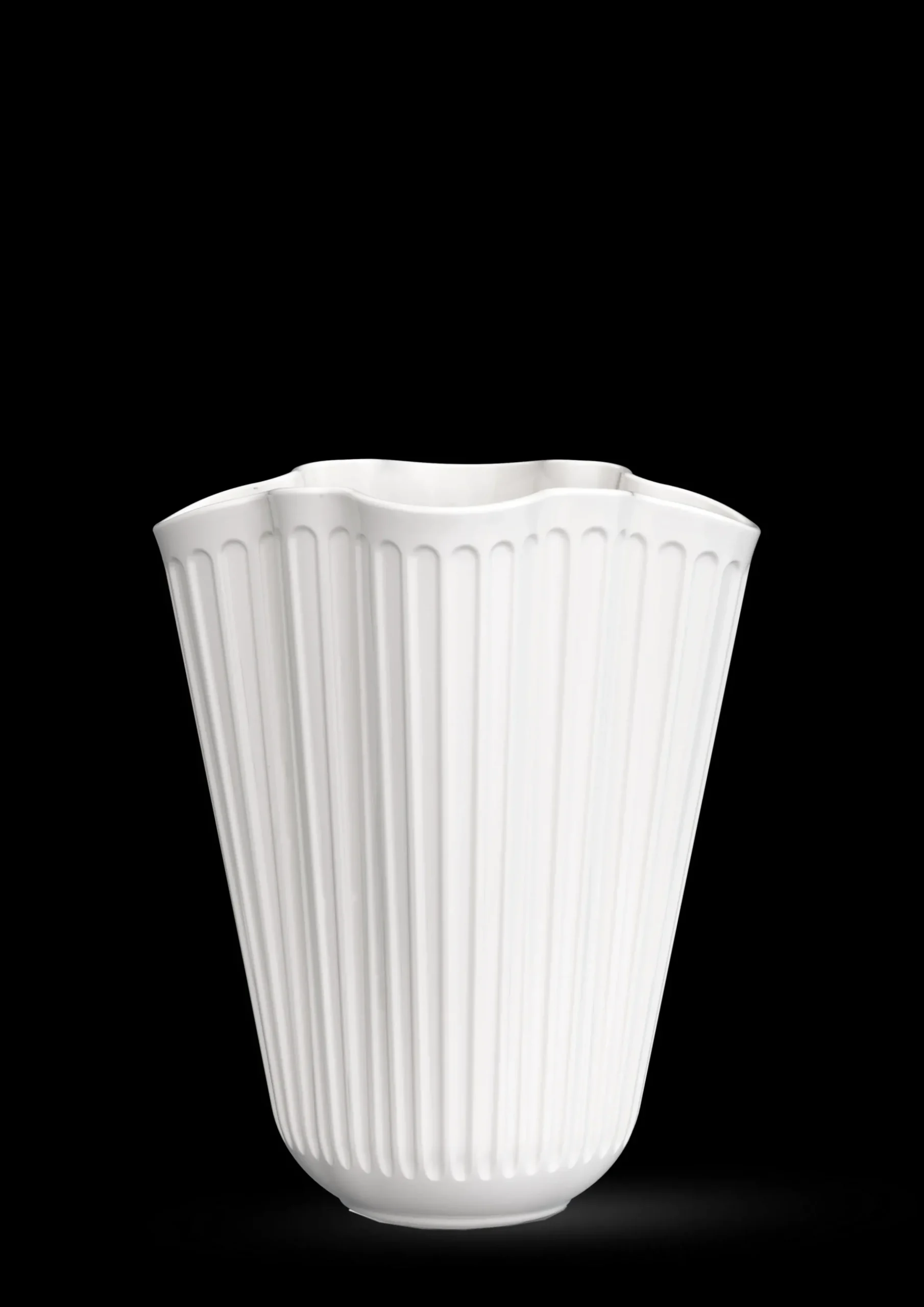 Kähler Unfold Vase H20.5 cm i hvid fra serien Hammershøi Clearance