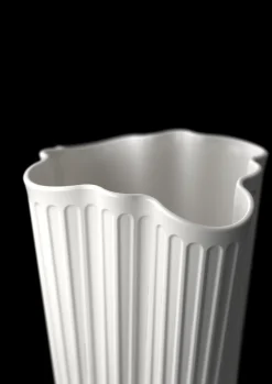 Kähler Unfold Vase H20.5 cm i hvid fra serien Hammershøi Clearance