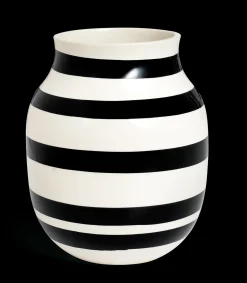 Kähler Vase H20 cm i sort fra serien Omaggio | Køb her Online